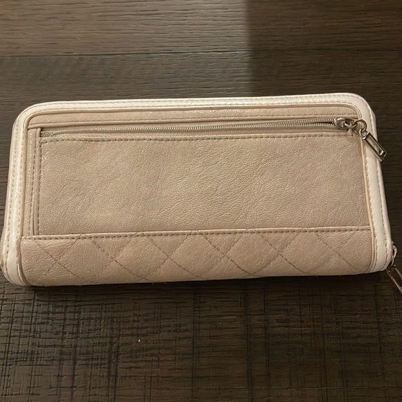 Guess Wallet - Picture 6 of 8